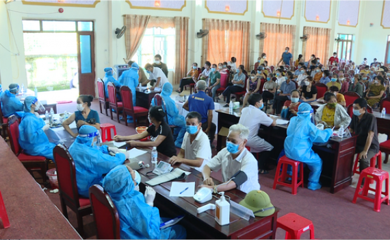 Ti&ecirc;m vaccine ph&ograve;ng Covid-19 cho người d&acirc;n v&ugrave;ng gi&aacute;p ranh