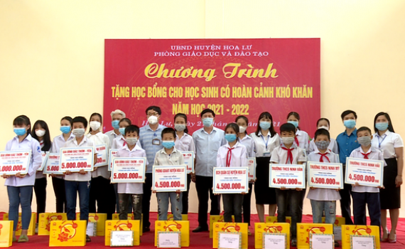 Tặng học bổng cho học sinh c&oacute; ho&agrave;n cảnh kh&oacute; khăn tại Hoa Lư
