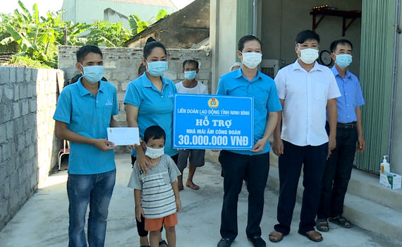 LĐLĐ tỉnh trao nh&agrave; &ldquo;M&aacute;i ấm c&ocirc;ng đo&agrave;n&rdquo; cho đo&agrave;n vi&ecirc;n kh&oacute; khăn