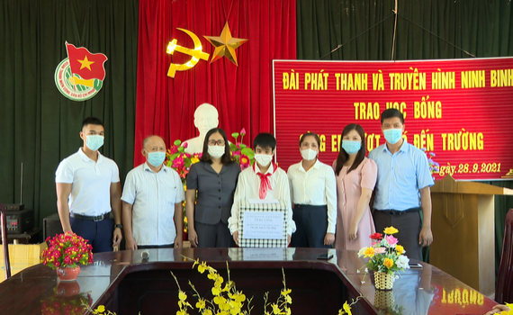 Đ&agrave;i PT&TH Ninh B&igrave;nh trao học bổng &ldquo;c&ugrave;ng em vượt kh&oacute; tới trường&rdquo;