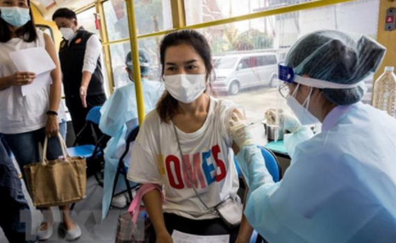 &ldquo;Ch&igrave;a kh&oacute;a&rdquo; vaccine gi&uacute;p nhiều quốc gia mở cửa trở lại