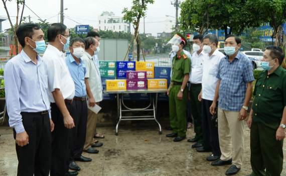 Hội Doanh nhân CCB tỉnh tặng quà các chốt kiểm soát phòng, chống dịch