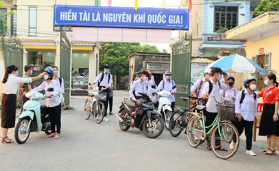 Học sinh Kim Sơn tựu trường sau kết th&uacute;c gi&atilde;n c&aacute;ch