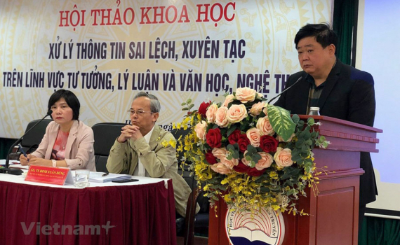 Đấu tranh với những biểu hiện sai tr&aacute;i, lệch lạc tr&ecirc;n lĩnh vực văn học, nghệ thuật hiện nay