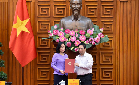 Thủ tướng Phạm Minh Ch&iacute;nh trao Quyết định bổ nhiệm Tổng Gi&aacute;m đốc TTXVN
