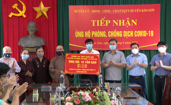 Kim Sơn tiếp nhận qu&agrave; ủng hộ c&ocirc;ng t&aacute;c ph&ograve;ng chống dịch 
