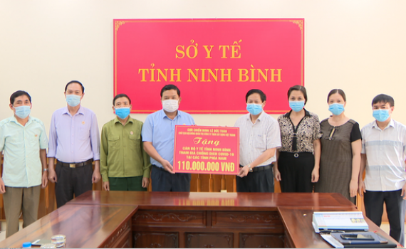 Tặng qu&agrave; c&aacute;n bộ y tế tỉnh tham gia chống dịch tại c&aacute;c tỉnh ph&iacute;a Nam