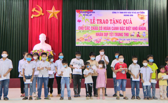 Trao tặng qu&agrave; Trung thu cho trẻ em c&oacute; ho&agrave;n cảnh đặc biệt kh&oacute; khăn