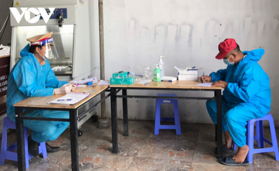 Sửa giấy x&eacute;t nghiệm để &ldquo;th&ocirc;ng chốt&rdquo; ở B&igrave;nh Dương, test nhanh t&agrave;i xế, phụ xe đều dương t&iacute;nh 