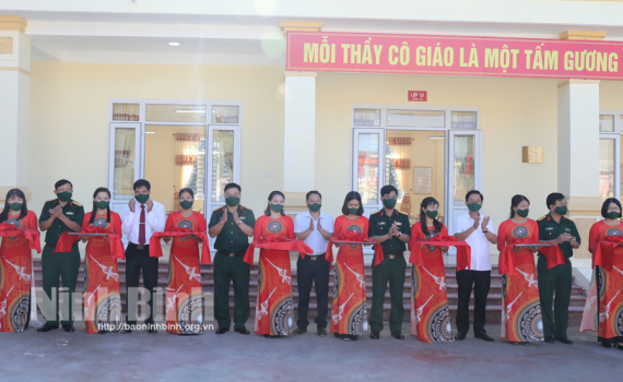 B&agrave;n giao ph&ograve;ng học cho Trường Tiểu học x&atilde; Ph&uacute; Long