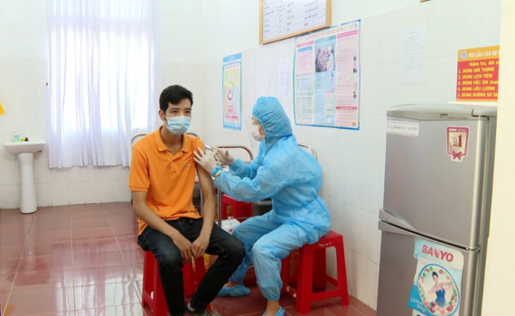 Ninh B&igrave;nh đẩy nhanh tiến độ ti&ecirc;m vắc xin Covid-19 cho gi&aacute;o vi&ecirc;n