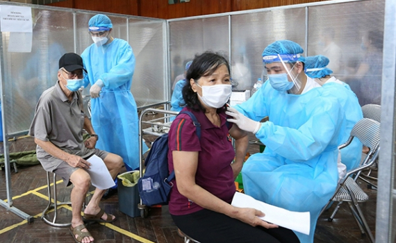 H&agrave; Nội phấn đấu ho&agrave;n th&agrave;nh mũi 1 vắc-xin cho 100% người d&acirc;n tr&ecirc;n 18 tuổi trước 15/9