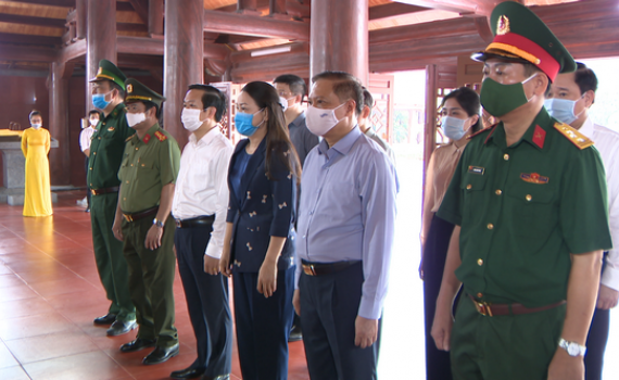C&aacute;c đồng ch&iacute; l&atilde;nh đạo tỉnh d&acirc;ng hương tưởng niệm Chủ tịch Hồ Ch&iacute; Minh v&agrave; c&aacute;c Anh h&ugrave;ng liệt sỹ