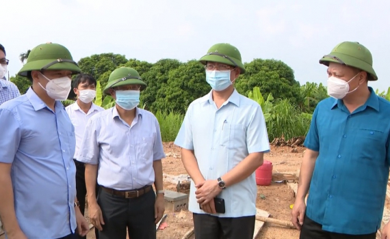 Đồng ch&iacute; Trần Song T&ugrave;ng kiểm tra một số c&ocirc;ng tr&igrave;nh ph&ograve;ng, chống lụt b&atilde;o tại Kim Sơn