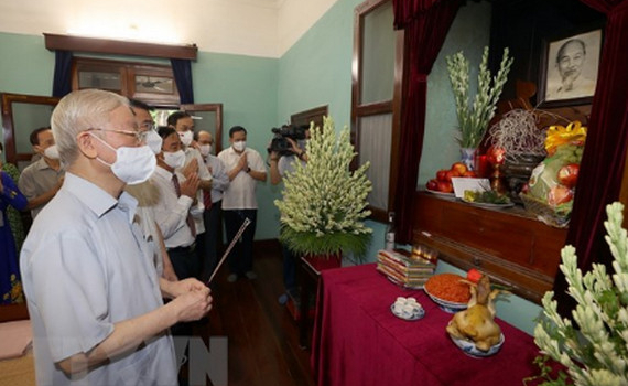 Tổng B&iacute; thư Nguyễn Ph&uacute; Trọng d&acirc;ng hương tưởng niệm Chủ tịch Hồ Ch&iacute; Minh