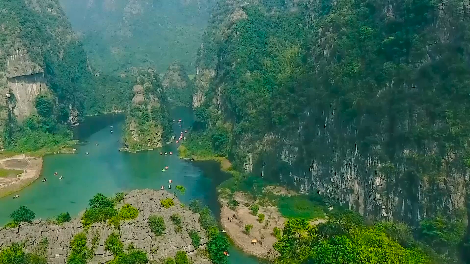 Tràng An là một trong những di sản văn hóa và thiên nhiên thế giới tại Việt Nam. Hãy đến với Tràng An để bắt đầu chuyến phiêu lưu đầy mê hoặc đến thăm những hang động, thác nước và cảnh quan ngoạn mục.