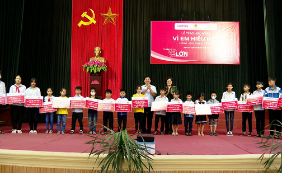 Trao tặng học bổng &ldquo; V&igrave; em hiếu học&rdquo; năm học 2022-2023