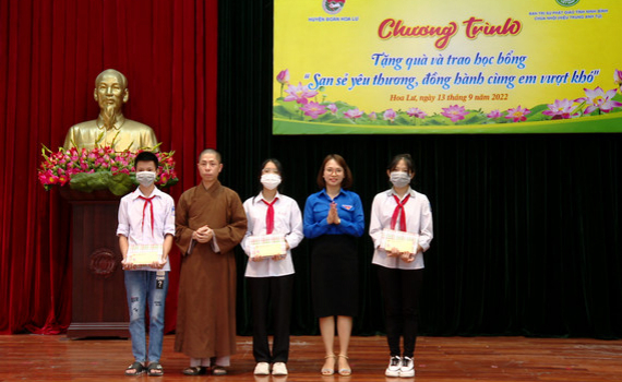 Chương tr&igrave;nh tặng qu&agrave;, trao học bổng &ldquo; San sẻ y&ecirc;u thương, đồng h&agrave;nh c&ugrave;ng em vượt kh&oacute;&rdquo; tại Hoa Lư