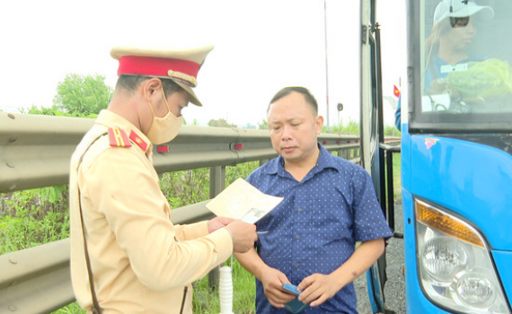C&ocirc;ng an Ninh B&igrave;nh tăng cường kiểm so&aacute;t vận tải h&agrave;nh kh&aacute;ch