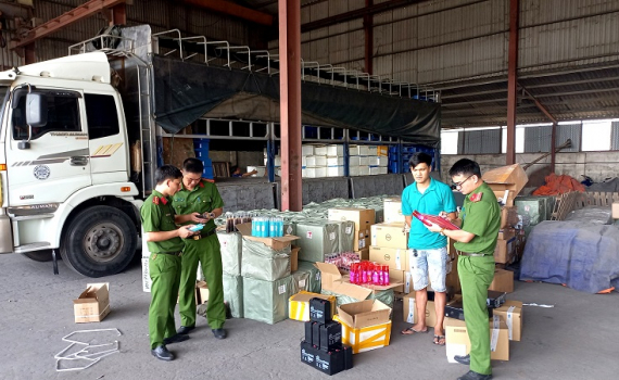 Bắt giữ vụ vận chuyển h&agrave;ng ho&aacute; lớn kh&ocirc;ng c&oacute; h&oacute;a đơn chứng từ chứng minh nguồn gốc xuất xứ tại Tam Điệp