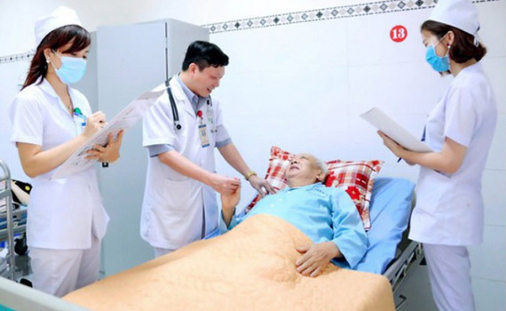 Thủ tướng Ch&iacute;nh phủ y&ecirc;u cầu nghi&ecirc;n cứu, đề xuất ch&iacute;nh s&aacute;ch mới để thu h&uacute;t, giữ ch&acirc;n c&aacute;n bộ y tế
