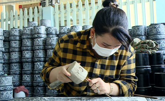 Nữ nghệ nh&acirc;n duy nhất ở l&agrave;ng đ&aacute; Ninh V&acirc;n, huyện Hoa Lư