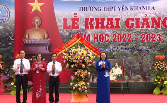 C&aacute;c đồng ch&iacute; l&atilde;nh đạo tỉnh dự Lễ khai giảng năm học mới