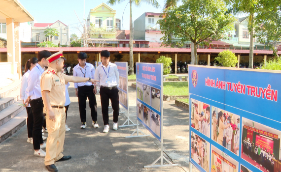 Tuy&ecirc;n truyền về ATGT cho học sinh Trường THPT Trần Hưng Đạo, Trường THCS Ninh Tiến
