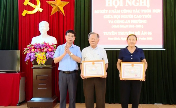 Người cao tuổi phường Nam B&igrave;nh tham gia ph&ograve;ng, chống tội phạm