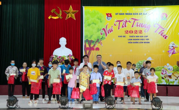 Tặng qu&agrave; Tết Trung thu cho trẻ em ngh&egrave;o x&atilde; Gia Lập