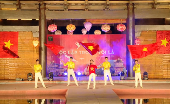 Chương tr&igrave;nh nghệ thuật ca m&uacute;a nhạc d&acirc;n gian ch&agrave;o mừng 77 năm ng&agrave;y Quốc kh&aacute;nh 2/9