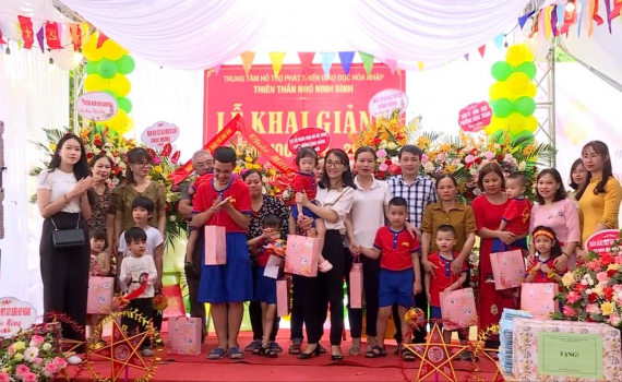 Khai giảng năm học mới v&agrave; vui Tết Trung thu cho trẻ khuyết tật