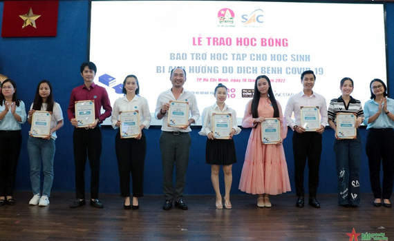 Trao học bổng tặng học sinh vượt kh&oacute; học giỏi, mồ c&ocirc;i do Covid-19