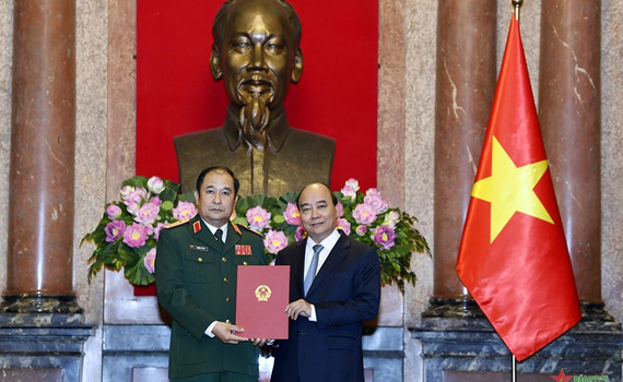 Chủ tịch nước trao quyết định thăng qu&acirc;n h&agrave;m Thượng tướng đối với đồng ch&iacute; Ph&ugrave;ng Sĩ Tấn