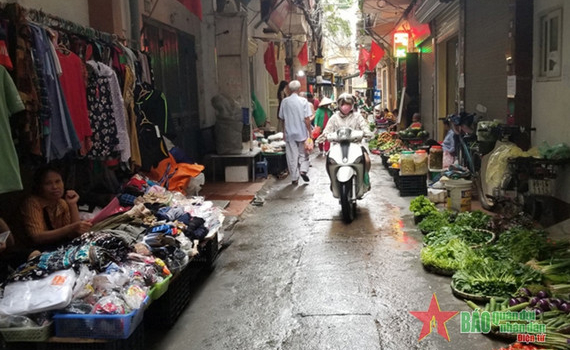 H&agrave; Nội: Gi&aacute; xăng dầu hạ nhiệt, h&agrave;ng h&oacute;a ti&ecirc;u d&ugrave;ng vẫn chưa giảm gi&aacute; tương xứng