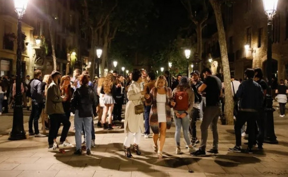 Barcelona phạt nặng c&aacute;c bữa tiệc uống rượu ngo&agrave;i trời