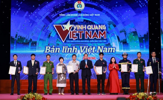 Vinh quang Việt Nam lần thứ 17: T&ocirc;n vinh 7 tập thể, 6 c&aacute; nh&acirc;n ti&ecirc;u biểu