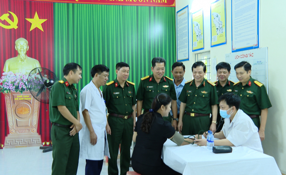 Kh&aacute;m bệnh, cấp ph&aacute;t thuốc miễn ph&iacute; tại x&atilde; Thạch B&igrave;nh