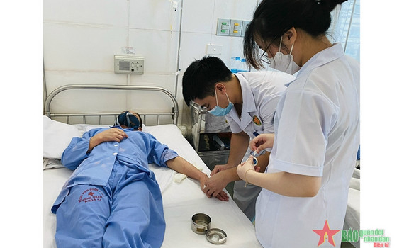 1.500 t&uacute;i dịch truyền Dextran điều trị sốc sốt xuất huyết đ&atilde; về Việt Nam