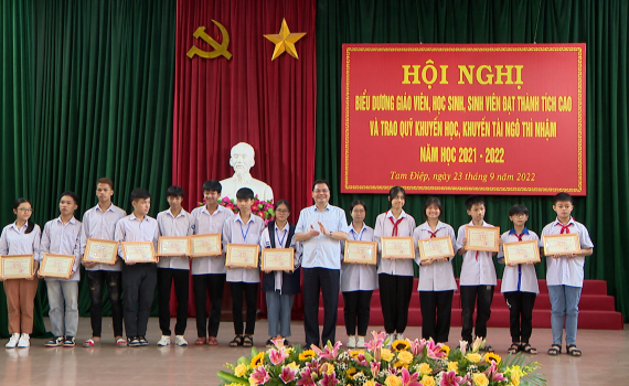 Trao thưởng Quỹ khuyến học, khuyến t&agrave;i Ng&ocirc; Th&igrave; Nhậm năm học 2021 - 2022
