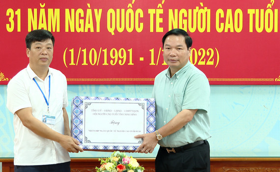 Đồng ch&iacute; Tống Quang Th&igrave;n, Ph&oacute; Chủ tịch Thường trực UBND tỉnh thăm, tặng qu&agrave; người cao tuổi