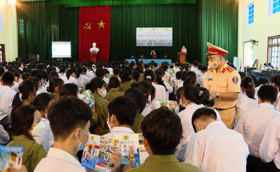 Tuy&ecirc;n truyền kiến thức ph&aacute;p luật về giao th&ocirc;ng cho học sinh Trường THPT Y&ecirc;n M&ocirc; B