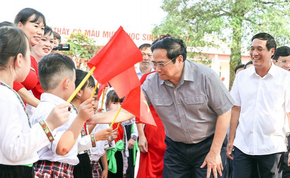 Thủ tướng Phạm Minh Ch&iacute;nh kiểm tra c&ocirc;ng t&aacute;c chuẩn bị năm học mới tại Ph&uacute; Thọ