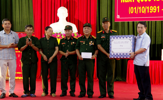 Đồng ch&iacute; B&ugrave;i Ho&agrave;ng H&agrave; thăm, tặng qu&agrave; người cao tuổi