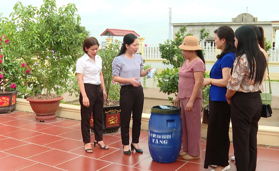 Phụ nữ Ninh B&igrave;nh t&iacute;ch cực tham gia x&acirc;y dựng n&ocirc;ng th&ocirc;n mới