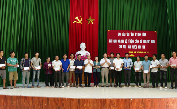 B&agrave;n giao qu&agrave; của Bộ Tư lệnh Cảnh s&aacute;t biển Việt Nam cho ngư d&acirc;n huyện Kim Sơn