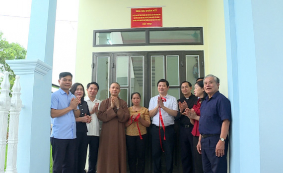 Kh&aacute;nh th&agrave;nh nh&agrave; Đại đo&agrave;n kết tặng gia đ&igrave;nh hộ ngh&egrave;o