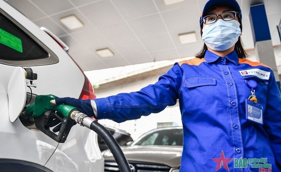 Từ 15 giờ chiều nay, 12-9, gi&aacute; xăng dầu đồng loạt giảm hơn 1.000 đồng/l&iacute;t