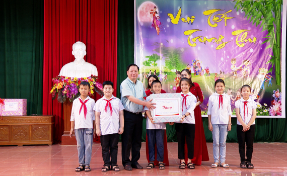 Đồng ch&iacute; Tống Quang Th&igrave;n thăm, tặng qu&agrave; Tết Trung thu tại Kim Sơn