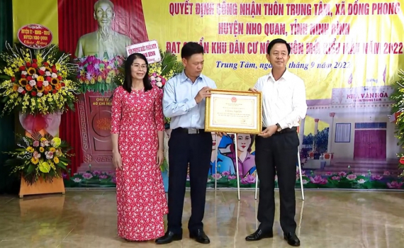 Th&ocirc;n Trung T&acirc;m, x&atilde; Đồng Phong đ&oacute;n bằng c&ocirc;ng nhận khu d&acirc;n cư n&ocirc;ng th&ocirc;n mới kiểu mẫu